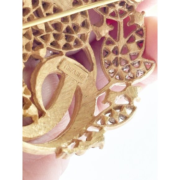 Crown Trifari Gold Tone Floral Brooch – Lime & Topaz Rhinestones 1 7/8" - Picture 5 of 5